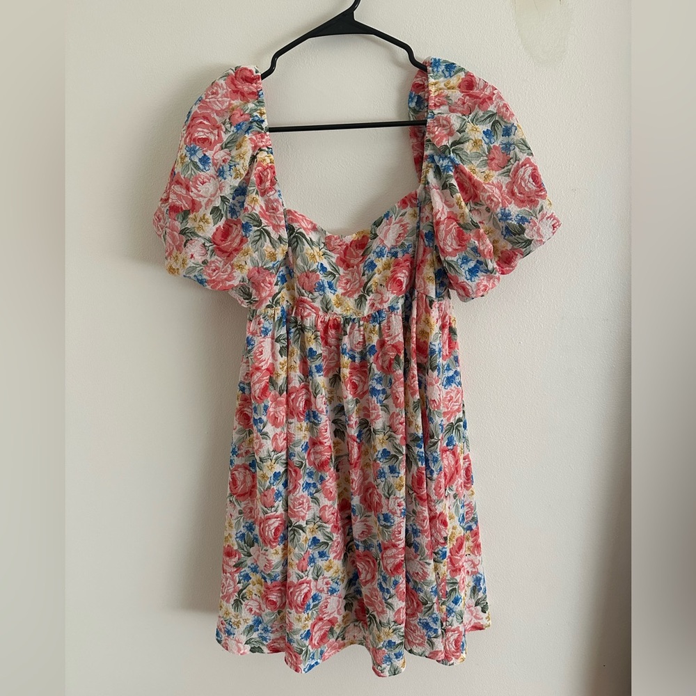 Dressed in LALA floral mini dress. Never worn, NEW WITH TAGS, size M.